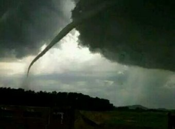 墙壁上的诡异黑影