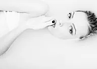 记录下自己的灵异经历，贴在同学背后的黑影