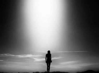 放学路上田里的火车